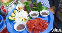 Món ăn 'hạ hỏa' ngày nắng nóng ở Hà Nội, hương vị gây tranh cãi vẫn hút khách