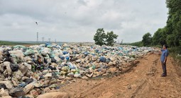 Quá tải bãi rác giáp ranh