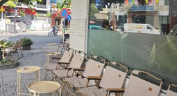 Vào quán cà phê ngồi 10 tiếng chỉ gọi 1 ly nước: Do khách hay chủ quán?