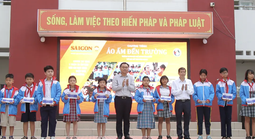 Hoàng Đức vắng mặt, hoạt động "Áo ấm đến trường" vẫn diễn ra thuận lợi