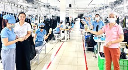 Một công ty ở Đà Nẵng chi hơn 2 tỉ đồng hỗ trợ tiền xăng cho công nhân