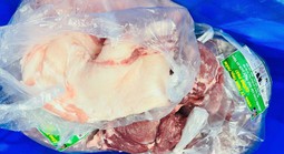 Công ty chế biến, nhà trường có "vô can" khi để thịt heo nhiễm bệnh vào trường học?