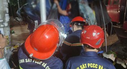 Xe tải tông tường nhà dân, đôi nam nữ mắc kẹt trong cabin