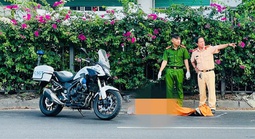 Tìm thân nhân người đàn ông ngã xe giữa đường, quay lại làn ô tô rồi tử vong