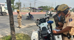 CSGT TPHCM bố trí cán bộ tại hai đầu cầu vượt ngã tư 550 để hướng dẫn người điều khiển xe máy