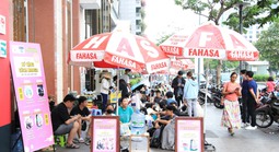 50 tuổi, một công ty sách tặng 50 tủ sách và quà cho học sinh nghèo trị giá 4 tỉ đồng