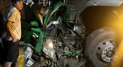 Lâm Đồng: Xe tải tông bẹp đầu xe taxi, 3 người thương vong