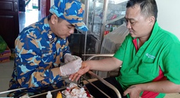 Quân y Nhà giàn DK1/7 kịp cứu ngư dân bị cá chình cắn 