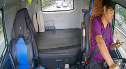 Hai tài xế bị phạt vì vừa lái xe, vừa dùng điện thoại