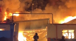 Cháy lớn kèm nhiều tiếng nổ tại một công ty ở TPHCM