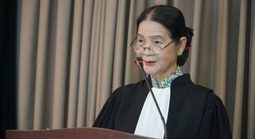 Luật sư nói gì về đề xuất mặc áo choàng tại tòa?