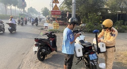 TPHCM: Nhiều người đi xe máy bị xử phạt do "muốn đi nhanh"