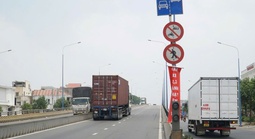 CSGT TPHCM treo băng rôn nhắc nhở, chốt chặn xe máy lên cầu vượt ngã tư 550