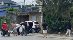 Ô tô va chạm xe máy, 3 người trong gia đình thương vong