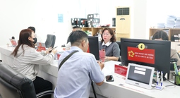 Từ ngày 1-5: Ai có quyền quyết định cho cán bộ TPHCM đi nước ngoài?
