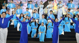 Công nhân hào hứng với chương trình nghệ thuật "Sài Gòn - TPHCM: 50 năm - Kết nối triệu trái tim"