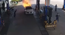Clip: Vụ cháy ô tô 2 người chết, đội cứu hộ không biết có người trong xe