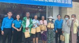 Trao tận tay 200 suất ăn nghĩa tình đến người lao động