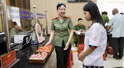 Hình ảnh đáng yêu của công dân "nhí" tại TPHCM lần đầu làm căn cước