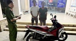 Công an ở TPHCM bắt 2 người trộm xe máy trong cốp xe có vàng