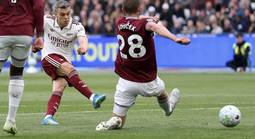 Arsenal thắng nghẹt thở West Ham, áp sát ngôi vô địch Premier League