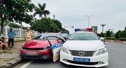 Vi phạm nồng độ cồn, tài xế tông xe bung cánh cửa ô tô chuyên dụng của CSGT