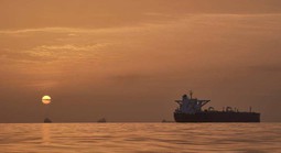 Iran hành động “gắt”, tàu hàng trúng đòn ở eo biển Hormuz
