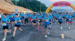 Hàng trăm VĐV dự giải chạy Công đoàn dưới chân đèo Hải Vân