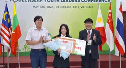 Nữ sinh ngành truyền thông thắng lớn tại cuộc thi hùng biện tiếng Anh về Net Zero