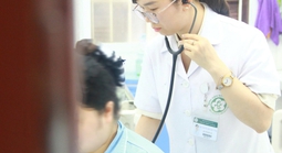 Người mẹ trẻ ôm con ra ban công sau nhiều tuần trầm cảm sau sinh