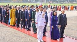Đại biểu tham dự Đại hội đại biểu toàn quốc MTTQ Việt Nam vào Lăng viếng Chủ tịch Hồ Chí Minh