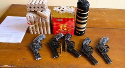 Nhặt được 5 khẩu súng ngắn bên đường liền mang tới công an