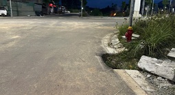 Hàng loạt hố sâu “há miệng” giữa khu tái định cư dự án cầu vượt cửa biển
