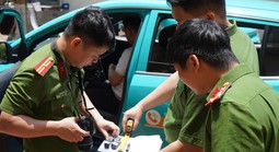 Bắt nhóm tài xế chuyên dùng thiết bị phá sóng để chiếm đoạt tiền của Taxi xanh SM