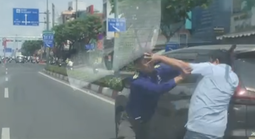 Hai người bất ngờ dừng ô tô, đánh nhau trên đường Phạm Văn Đồng, TPHCM