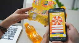 Hàng trăm ngàn người hồi hộp xé nhãn chai mỗi ngày: Điều gì đứng sau các mã trúng thưởng?