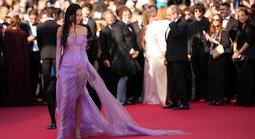 Minh tinh Demi Moore thu hút ánh nhìn với đầm tím