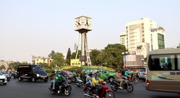 Lắp dải phân cách, đổi dòng xe ở vòng xoay Nguyễn Bỉnh Khiêm