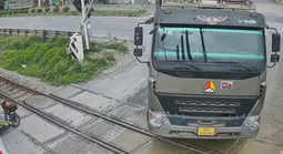 VIDEO: Thót tim cảnh xe tải tông gác chắn, cố vượt qua đường sắt ngay trước "mũi" tàu hỏa