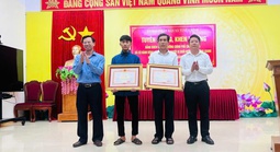 Trao bằng khen của Thủ tướng Chính phủ tặng 2 cha con cứu 3 người trên sông Gianh
