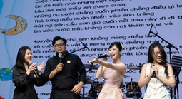 Khoảnh khắc tinh tế của Hương Tràm khi hỗ trợ khán giả cầu hôn