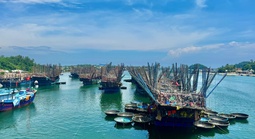 Tàu cá hỏng máy giữa biển, 14 ngư dân chờ ứng cứu
