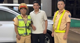 CLIP: Bé 8 ngày tuổi được CSGT hỗ trợ cấp cứu kịp thời