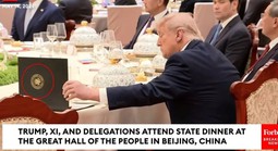 Thực hư clip ông Donald Trump "lật tài liệu của ông Tập Cận Bình" trong quốc yến