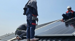 Giá tấm pin năng lượng, pin lưu trữ đồng loạt tăng giữa "cơn sốt" lắp điện mặt trời mái nhà