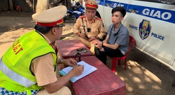 Công an đón lõng, bắt nghi phạm cướp giật khi đang trên xe khách
