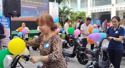 Người lao động cảm động khi được trao tặng sổ tiết kiệm, xe đạp điện