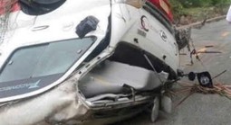 VIDEO: Lũ lên bất ngờ, xe khách bị vò nát, cuốn trôi gần 100 m