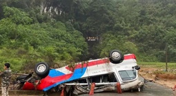 Mưa lũ, dông lốc đánh chìm tàu, cuốn trôi ô tô