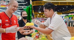 VIDEO: Người dân TPHCM đổ xô trải nghiệm buffet sầu riêng cuối tuần